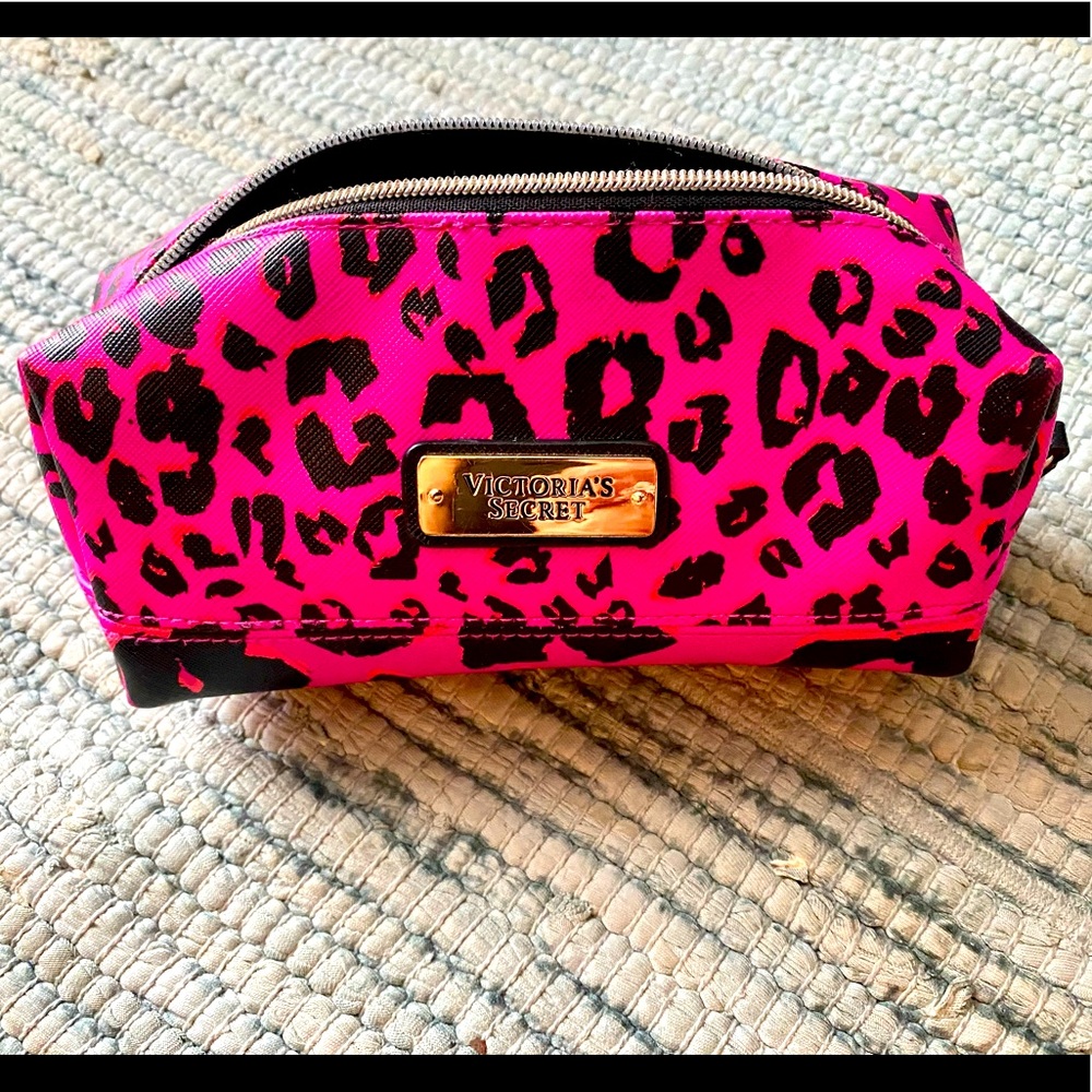 VS pink leopard makeup bag. Excellent condition.